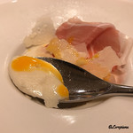 カーサ・デル・チーボ - ホワイトアスパラのパンナコッタ 卵黄のソースとパルマ産プロシュット添え