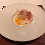 カーサ・デル・チーボ - ホワイトアスパラのパンナコッタ 卵黄のソースとパルマ産プロシュット添え
