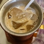 チェリー - クリームとガムシロップを加えて
      それでもコーヒーが持つキレを
      しっかり感じることができます