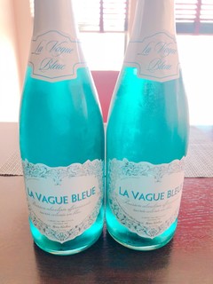 Bistro Ricotta - 青いスパークリングワイン入荷しました！暑い夏に、爽やかな乾杯をどうぞ！