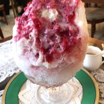 89106123 - ヒルトップパティシエ特製かき氷 苺ミルク 1000円(税・サ別)