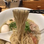 饗 くろ喜 - 平打ちの細ストレート。麺はかなり長い。笑