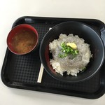 田子の浦港 漁協食堂 - 味噌汁とシラス丼