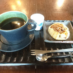 CAFE 暖 - 今日のおやつ(ドリンク付き)
            りんごの焼きパイ
            ホットコーヒー