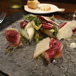 クッチーナ イタリアーナ ガッルーラ - 鴨胸肉の冷製と白桃のサラダ（厚めにナイフで切ったパルミジャーノ・レジャーノとの三つ巴のコンビネーションが絶妙！）