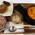 チャンチ - これだけの料理が付いていて６８０円って超お得だと思いませんか。 そうそう、ここは、ご飯のお代わりが出来るんですよ。 これも、嬉しいサービスですよね。 さあ、暑い夏を乗り切るためにもガッツリ食べましょう