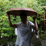 瓢亭 - 笠で雨をしのぎます