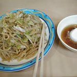 Enzan Kan Shoku Dou - 炒めそば　712円　目の前でグツグツ煮いため。その割にしこしこうどん仕上がり。豚肉キャベツもやしなど