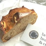 ブリコラージュ ブレッド アンド カンパニー - エメンタール1/2 350円。税込み　エメンタールチーズとパルメザンチーズ、カシューナッツ、クルミ、ホワイトペッパー。ワインもビールも、進みすぎ～♪(^○^)/　20180712