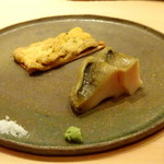 鮨 さかい - ◆赤雲丹（唐津）と黒鮑（唐津）・・同じ餌を食べているので相性がいいそう。 鮑は柔らかく、赤雲丹は独特の旨みを感じます。