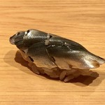 鮨 さかい - 新子（浜名湖）・・にぎりの美しさが際立ちますね。軽めの〆具合ですので「新子」本来の旨みを感じる品。