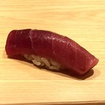 鮨 さかい - ◆鮪（塩釜：160ｋｇ）血合いに近い部分・づけで・・赤身らしい鉄分を感じる品。 づけにすることで旨みが増しているような。美味しい。