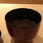 鮨 さかい - イサキと平目の出汁を取った赤だし・・具材が入らないので、出汁の旨みをストレートに感じますね。