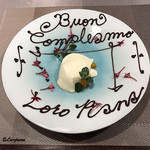 リナシメント - ドルチェにはBuon compleanno Loropianaの文字が