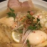 麺のようじ 海 - カイワレ 魚臭さを消す意味かミニレモンも