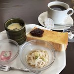 珈琲倶楽部 - 料理写真:ブレンドコーヒー380円と小倉トーストのモーニング