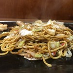 丸福 - 焼そば(豚肉)アップ横