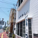 小町寿し - この右手にある小窓から商品受け渡し