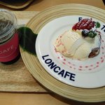 LONCAFE - いちごとカスタードクリームのフレンチトーストセット（1190円）です♪ドリンクはアイスコーヒー。フレンチトーストはカリッと芳ばしくミルクたっぷりでしっとり。アイスクリームとカスタードクリームもたくさんのっていました