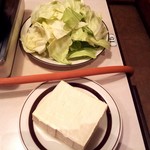 ホルモン幸楽 - 具は豆腐とキャベツ