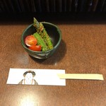 おかめ - 付きだし　グリーンアスパラとプチトマト