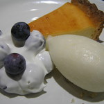 レストラン メルキュール - ﾌﾞﾙｰﾍﾞﾘｰ･ﾏｽｶﾙﾎﾟｰﾈ  ﾁｰｽﾞｹｰｷ  柑橘＆蜂蜜のｼｬｰﾍﾞｯﾄ