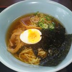 てっ平食堂 - 半ラーメン、燕にしては背脂入っていなくて、私好み。