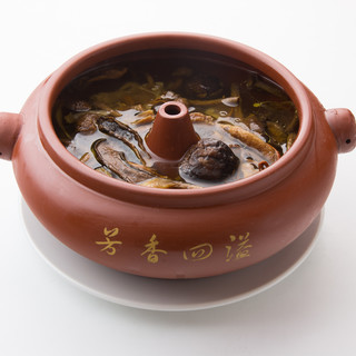 Enjoy the steamed hotpot, which is packed with nutrients and flavor that oozes from the ingredients.