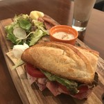 生ハムとチーズのバゲットサンドプレート