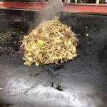 光輪 - 神戸焼き　炒めた焼きそばを乗せて