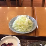 手打ちとんかつ かつ屋 - キャベツのお代わりは別皿で