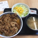 Yoshinoya - キャーーー！！！牛丼んーーー！！！
                        
                        なんだかんだ言ってもこのチープな味が好きだったりする。
                        『すき家派』の俺は滅多に『吉野家』には行かないが、今回はサイゲンの検証。
                        
                        楽しむ。
                        
                        