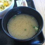 Yoshinoya - 俺が『吉野家』より『すき家』なのは牛丼そのものもあるが味噌汁。
                        
                        『吉野家』の味噌汁は美味しくない・・・
                        
                        まー好みの問題だな。
                        
                        連食で牛丼行こうか〜〜〜
                        
                        