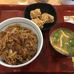 Nakau - キャーーー！！！牛丼んーーー！！！
                        
                        唐揚げが安かったんで、味噌汁唐揚げセットをつけた。
                        
                        玉ねぎだは無く長ネギが入った牛丼。
                        
                        
                        