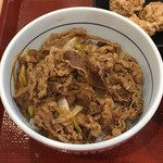 Nakau - 昔あった牛丼とそう変わらん気がする。
                        濃ゆい味付けで、牛肉、糸こんにゃくネギが入る。
                        以前は椎茸も入ってたと思うが、今は無し。たまたま丼に入らなかっただけかもしれんが。
                        
                        