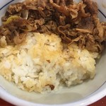 Nakau - もちろん汁切りでの注文。
                        
                        あーーー『なか卯』も白飯がやらかい・・・
                        これじゃ汁多かったらお粥さんだろ・・・
                        味付けは甘辛のすき焼き風で好きだが、肉はスジが多い。
                        
                        松屋とどっこいどっこい。
                        
                        