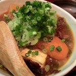 興 - 「牛すじの煮込み」：牛すじはトロトロ、大根や人参の食感を残して、塩っぱくない！