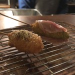 串揚げとワイン 宿串 - 半熟うずらのカルボナーラ風、アボカドの生ハム巻き