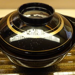 京懐石 吉泉 - 椀の蓋には茶筅でさっと露を打ち