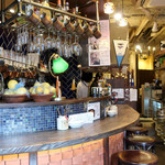 白ワイン×魚介 港町バル - カウンター奥にもテーブル