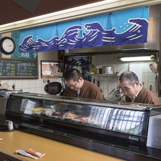 Counter seats where you can enjoy conversation