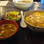 Chopstix - 私の注文したカツ丼8.5ドル。味噌汁、サラダ付き。