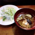 寿司鉄 - 寿司鉄 ＠平和台 ランチに付く茄子・玉ねぎの味噌汁とサラダ