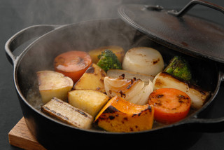 Delasser - 南部鉄鍋で焼いた有機野菜のココット焼き