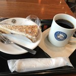 カフェデリツィア - ベリーチーズタルトとネルドリップブレンドコーヒーのSサイズで710円