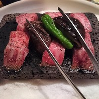 六献 品川店 - 溶岩焼き(常陸牛ざぶとん)