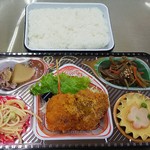 福山まるたま - まるたま弁当410円　とんかつ＆ウインナー串カツのハニーマスタードソースかけ(2018.07.13)