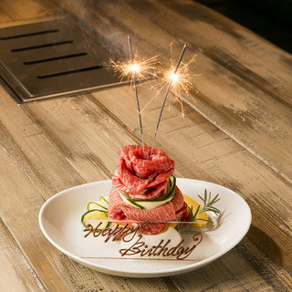 お祝いや、お誕生日には、特製肉ケーキでお祝い