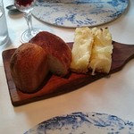 クッチーナ イタリアーナ ガッルーラ - 玉ねぎのフォカッチャと自家製パン