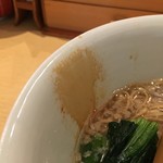 饗 くろ喜 - 醤油が二吹きかけられ、丼を持ってそこからスープを飲むと醤油の風味